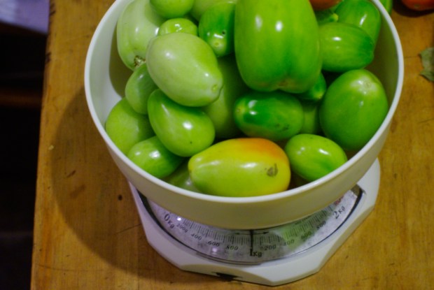 1 kilo of green tomatoes 
